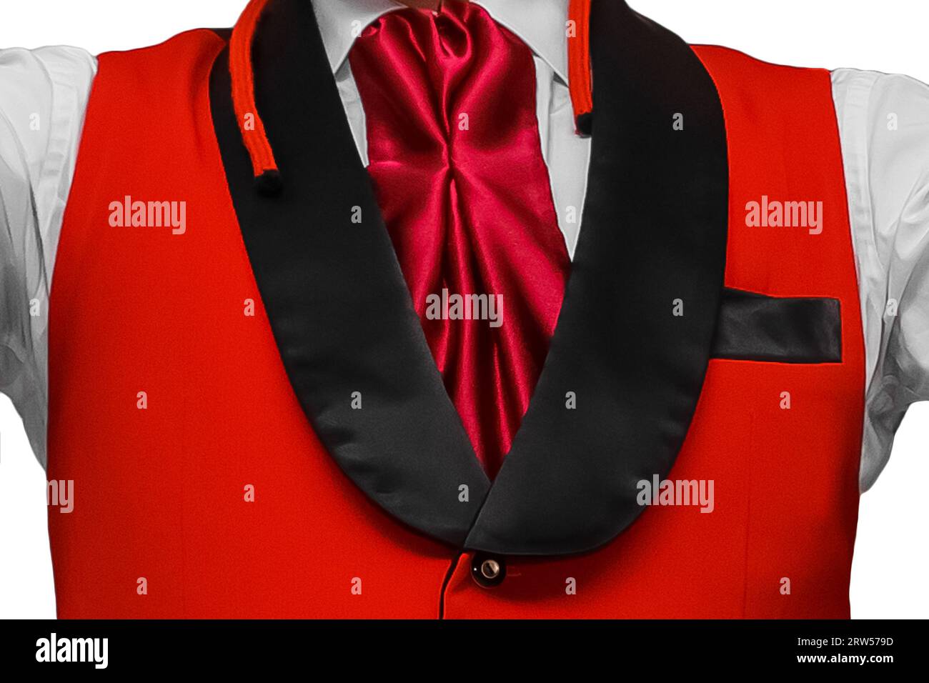 Herren-Festival-Look mit modischer, stylischer Kleidung, roter Weste mit schwarzen Akzenten und Krawatte auf weißem Hintergrund, Nahaufnahme. Stockfoto