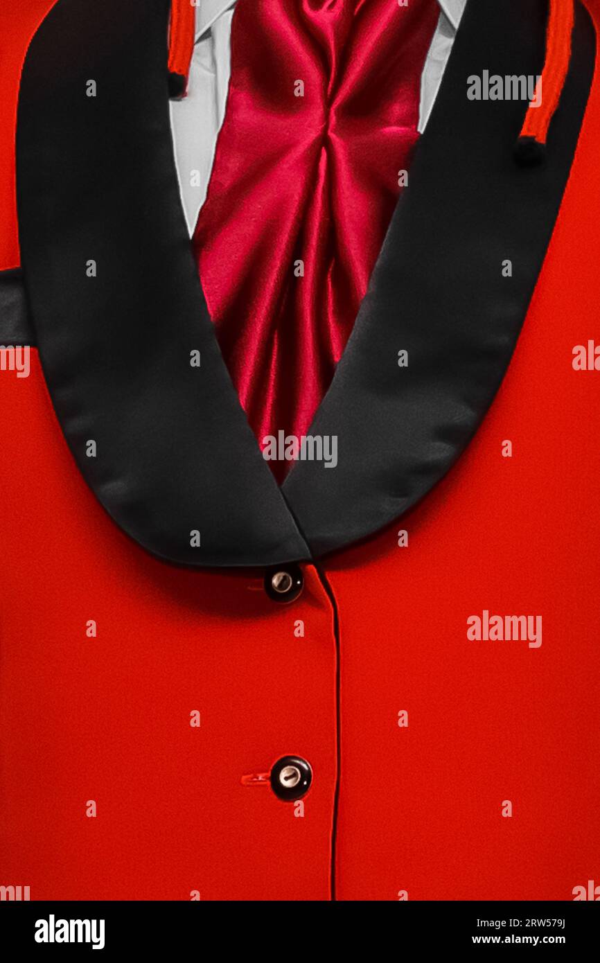 Modische, stilvolle rote Weste mit schwarzen Akzenten und Krawatte im Herren-Festival-Look. Stockfoto