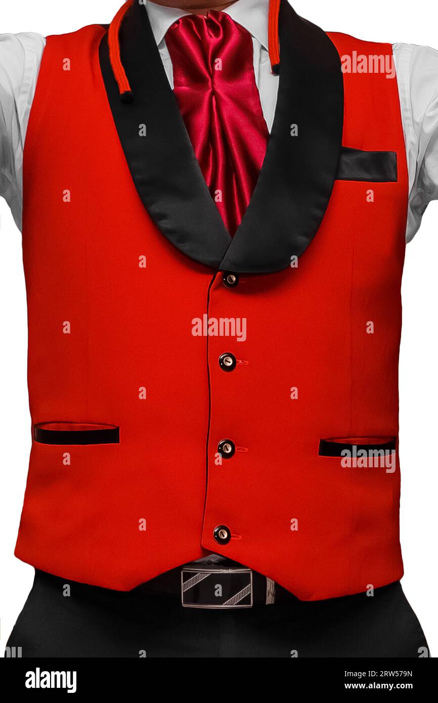 Modische, stilvolle rote Weste mit schwarzen Akzenten und Krawatte auf weißem Hintergrund im Herren-Festival-Look. Stockfoto