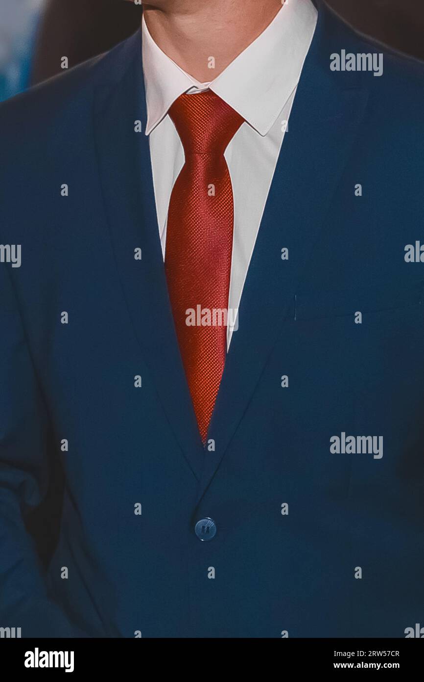Weißes Hemd mit roter Krawatte und blauer Jacke für Herren im Business-Stil. Stockfoto