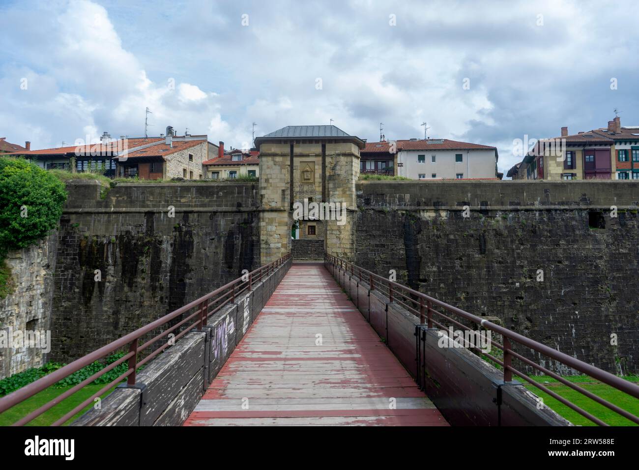 Machen Sie einen Spaziergang durch die Straßen von Hondarribia in der Region Euskadi in Spanien. Stockfoto
