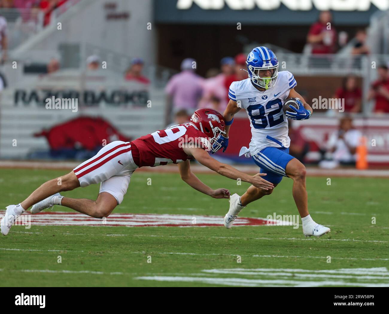 16. September 2023: Arkansas Kicker Cam Little #29 taucht ein, um den BYU-Rückkehrer Parker Kingston #82 zu stürzen. BYU besiegte Arkansas 38-31 in Fayetteville, AR. Richey Miller/CSM (Bild: © Richey Miller/Cal Sport Media) Stockfoto