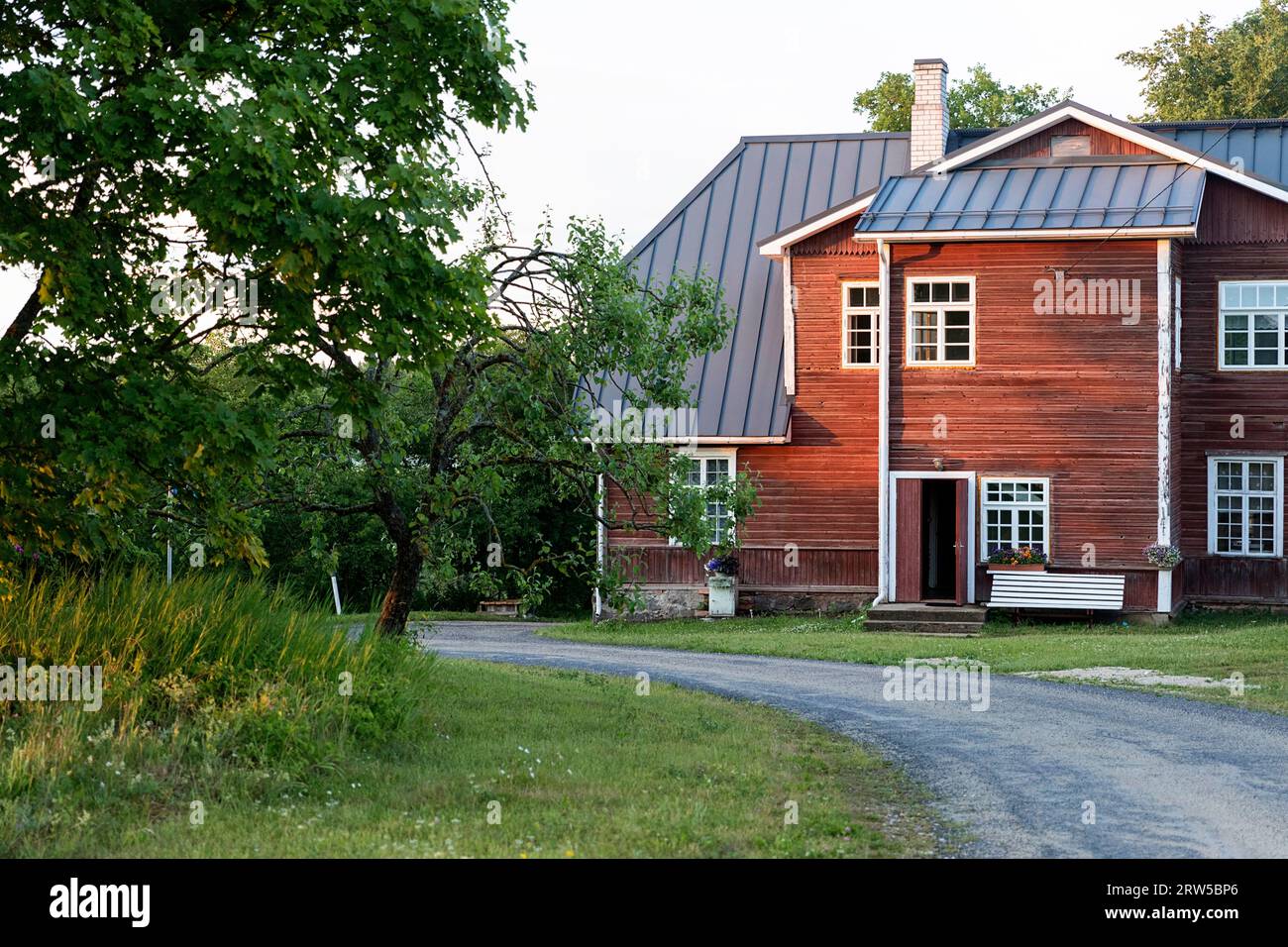 Wunderschönes traditionelles rotes Holzhaus in einem kleinen Dorf auf dem Land in der Nähe von Mannikjarve im Endla Naturschutzgebiet in Estland Stockfoto