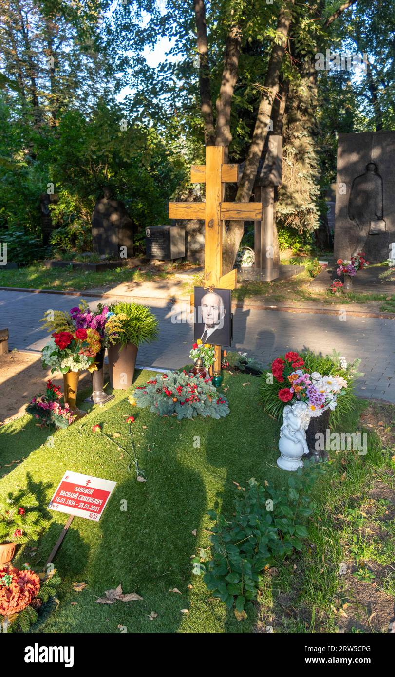 Moskau, Russland - 08.06.2023 - Denkmal für den berühmten sowjetischen russischen Künstler und Akteur Wasilij Lanovoy auf dem novodevichy Friedhof Stockfoto