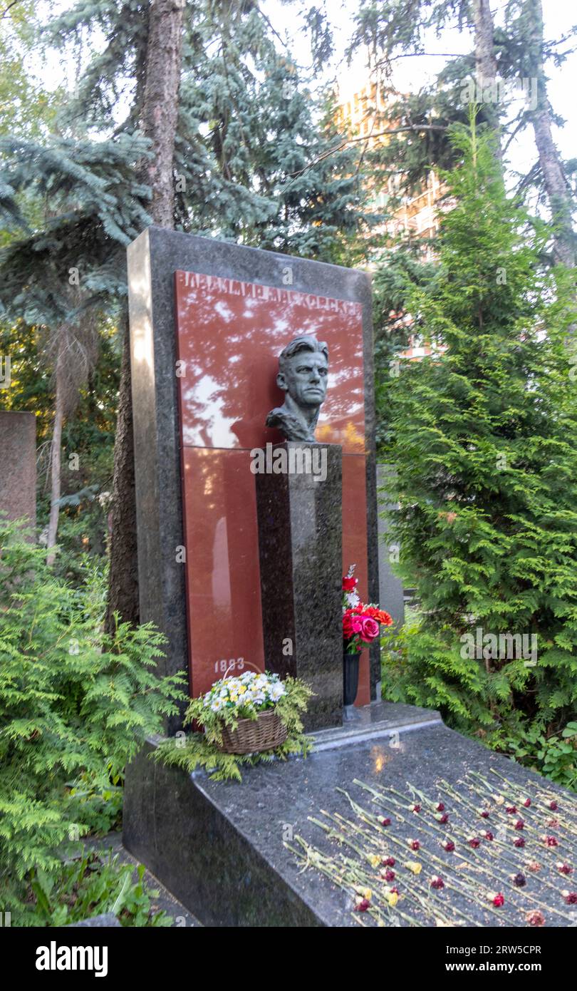 Moskau, Russland - 08.06.2023 - Denkmal für den berühmten sowjetischen Dichter Wladimir Mayakovskij auf dem nowowittschisch Friedhof Stockfoto