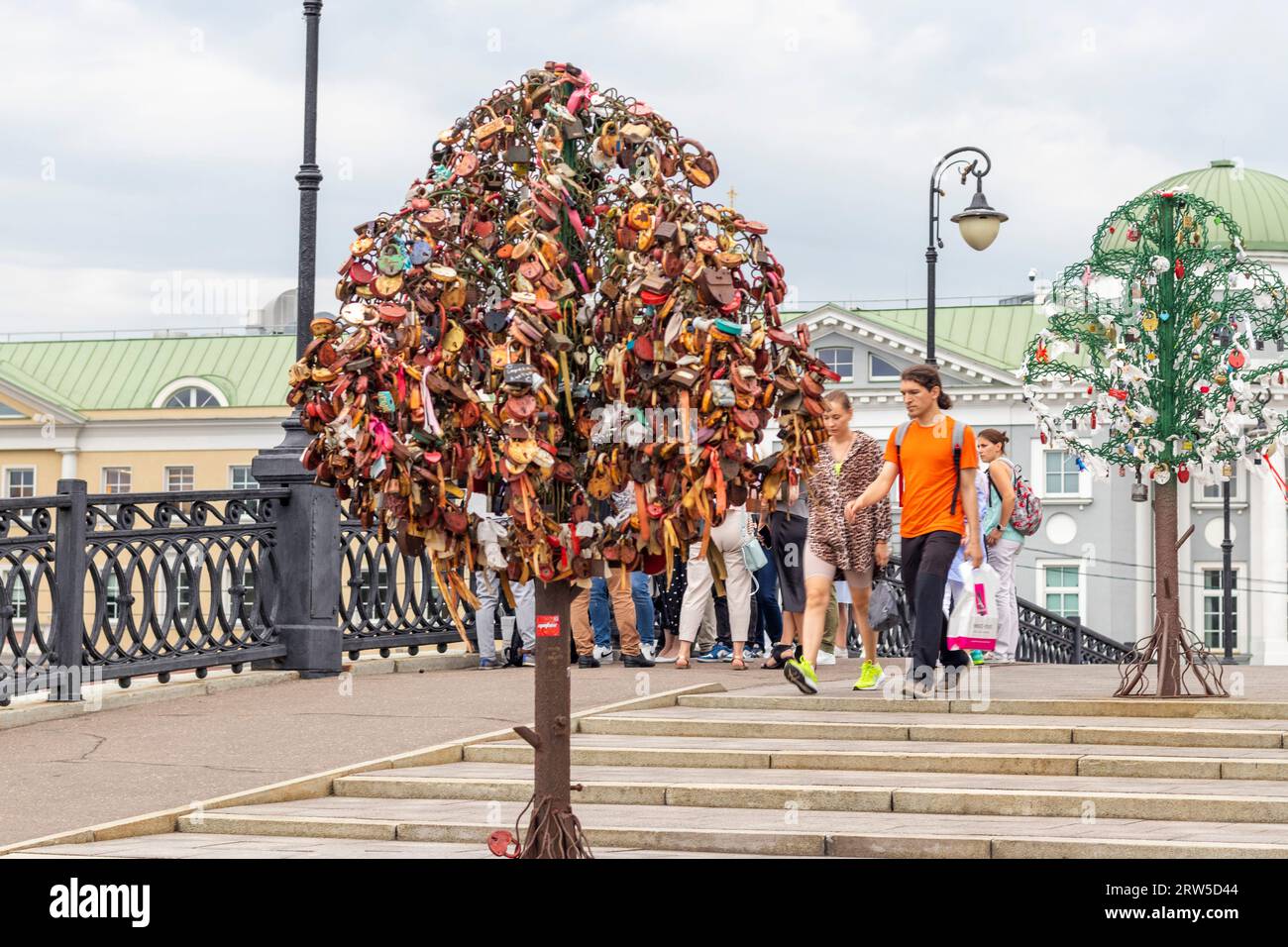 Moskau, Russland - 08.10.2023 - Metallbaumstruktur, in der Paare die Schlösser als Zeichen wahrer Liebe verriegeln Stockfoto