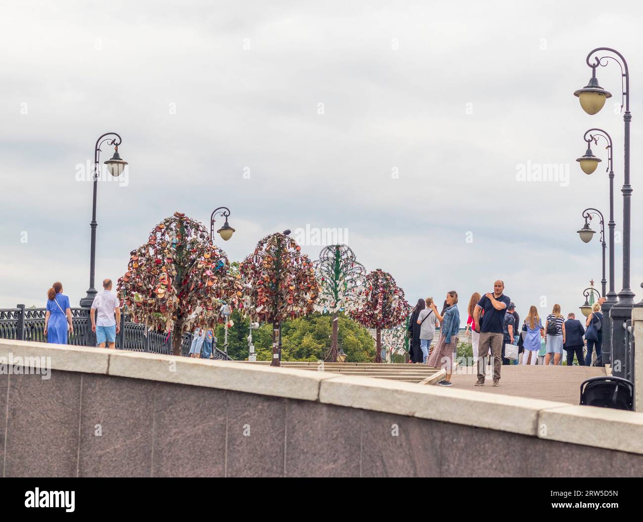 Moskau, Russland - 08.10.2023 - Metallbaumstruktur, in der Paare die Schlösser als Zeichen wahrer Liebe verriegeln Stockfoto