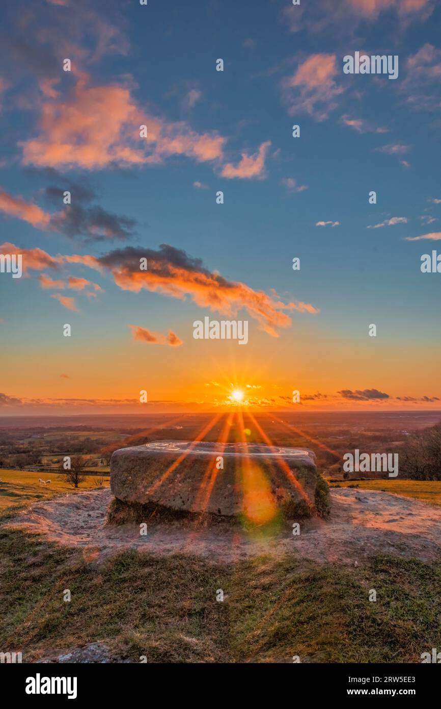 Sonnenuntergang vom Wainwright Memorial. Yellow Hills, Blackburn, Lancashire, UK - Blick auf die Fylde Coast Stockfoto