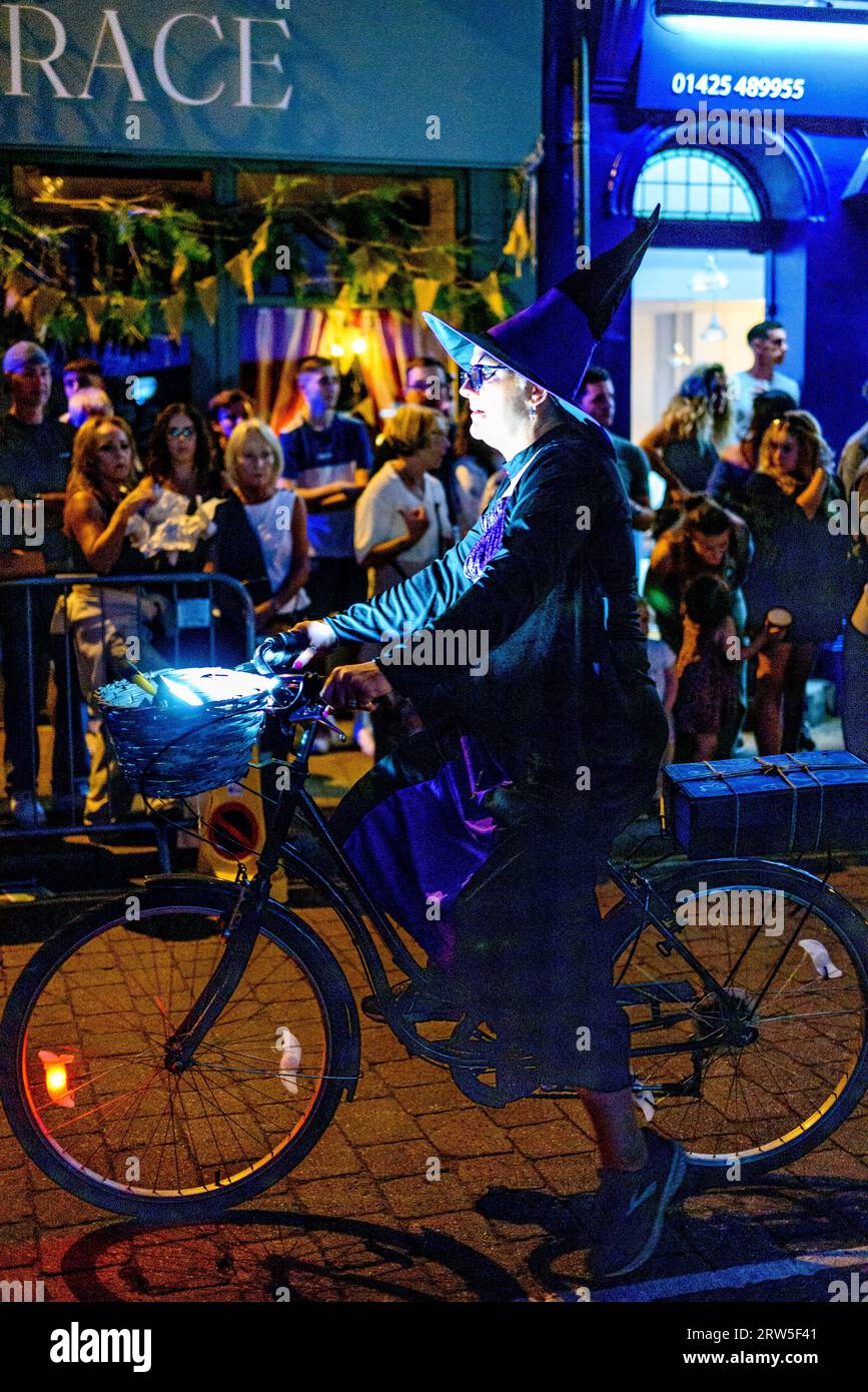 Hexe auf dem Fahrrad in der abendlichen Karnevalsprozession, Ringwood, Hampshire, Großbritannien, 16. September 2023. Stockfoto