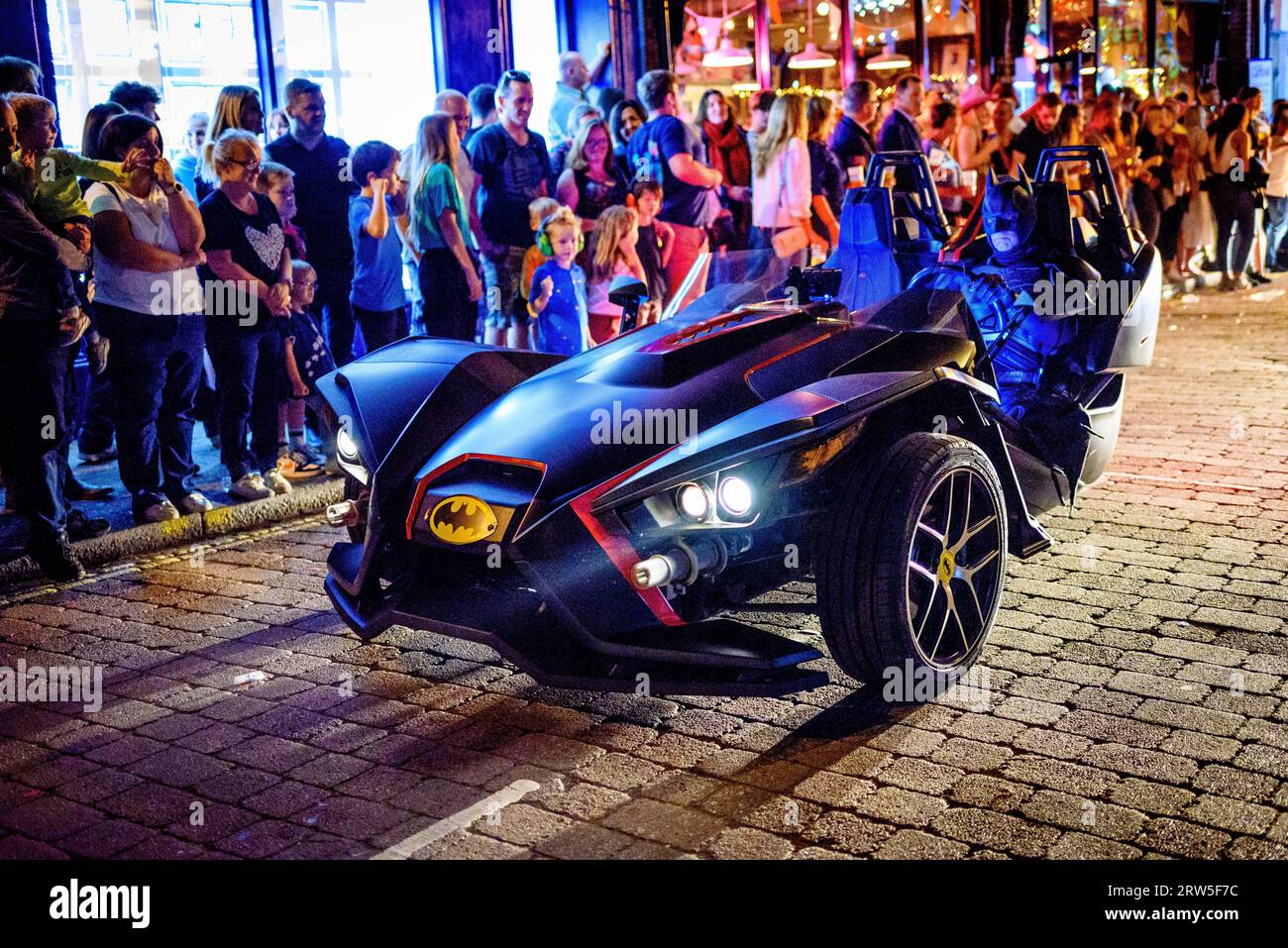 Ringwood, Hampshire, UK, 16. September 2023: Batman und sein Batmobil schlängeln sich bei der abendlichen Karnevalsumzug entlang der Hauptstraße. Paul Biggins/Alamy Live News Stockfoto