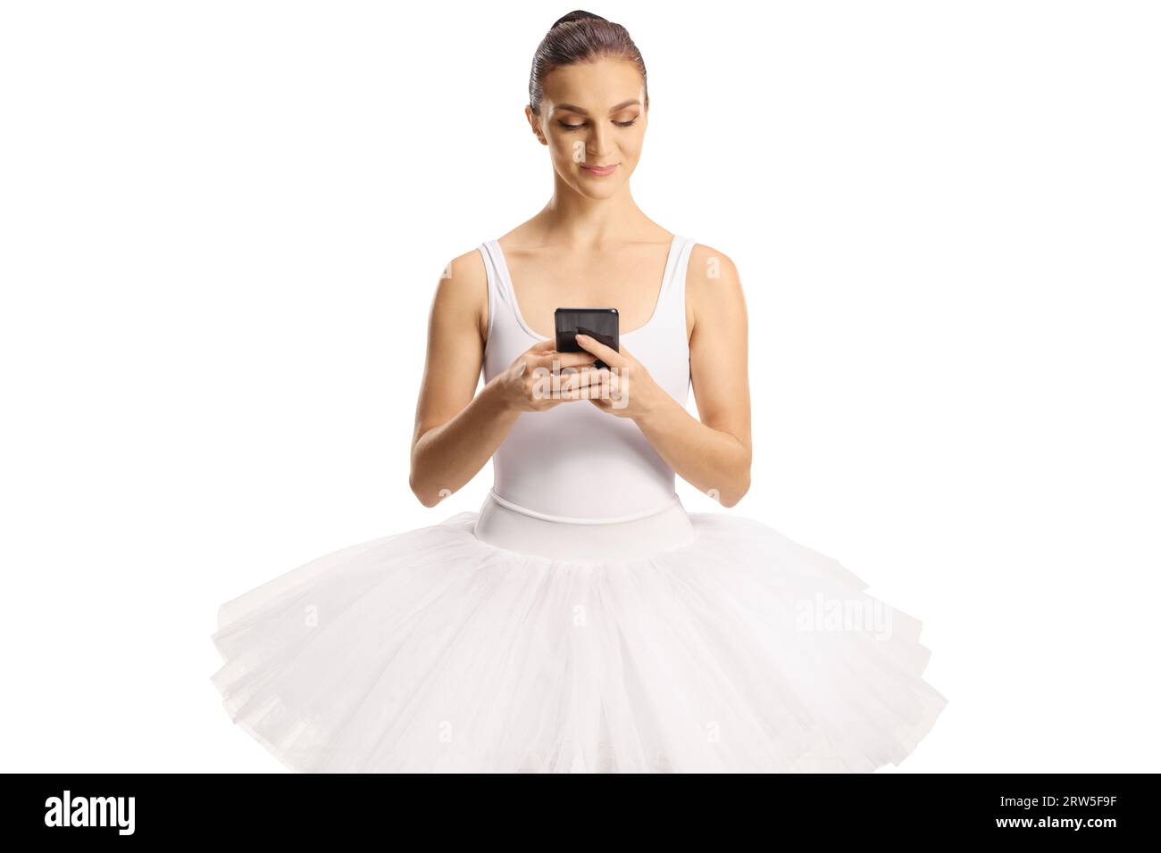 Ballerina in einem weißen Kleid mit einem Smartphone isoliert auf weißem Hintergrund Stockfoto