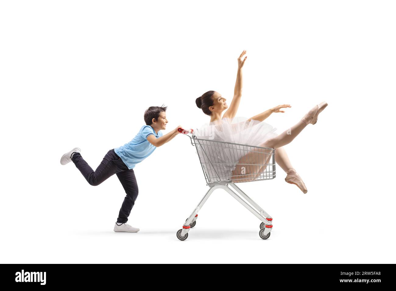 Junge, der eine Ballerina in einen Einkaufswagen schiebt, isoliert auf weißem Hintergrund Stockfoto