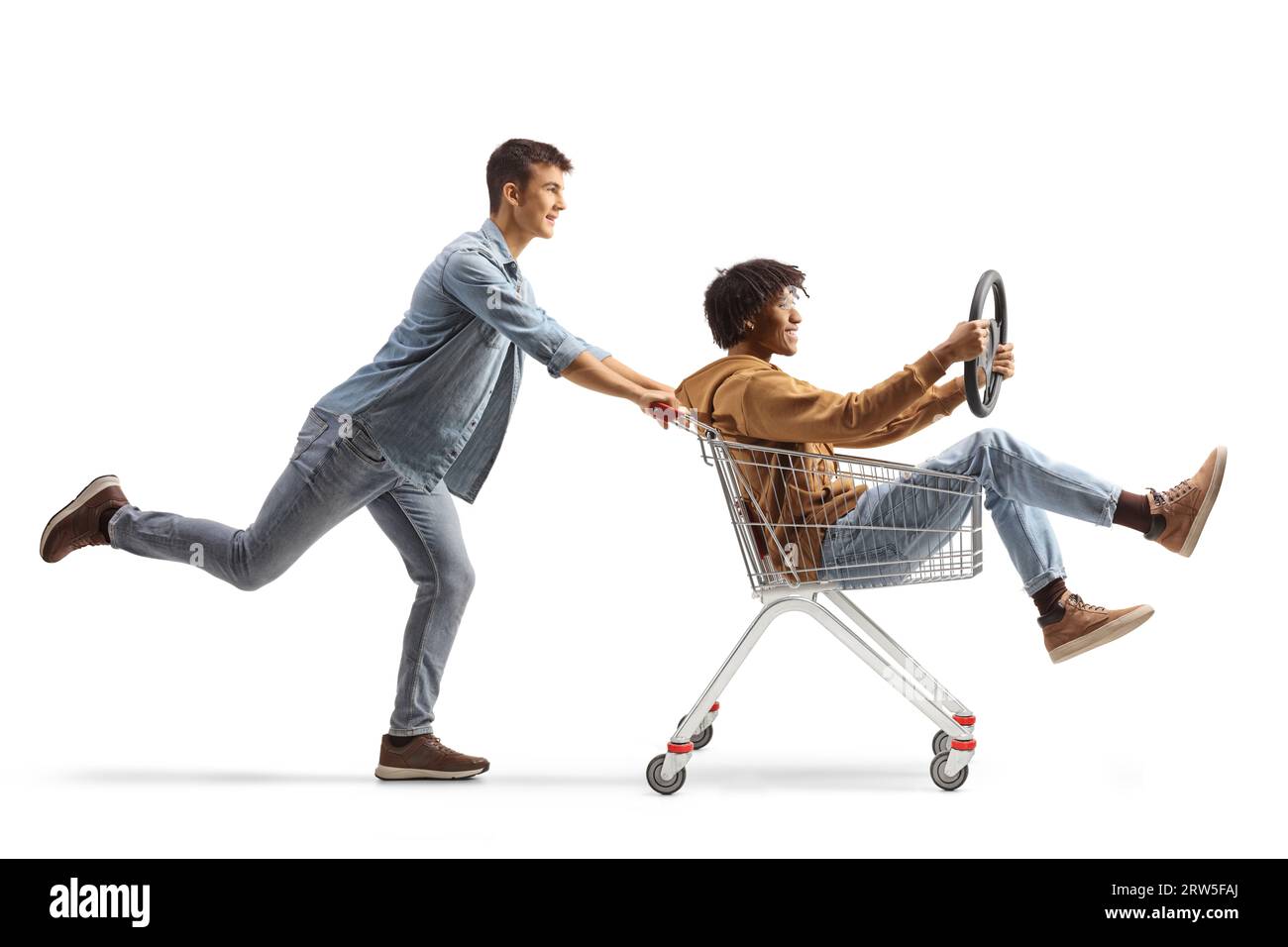 afroamerikanische und kaukasische männliche Freunde reiten mit einem Warenkorb isoliert auf weißem Hintergrund Stockfoto