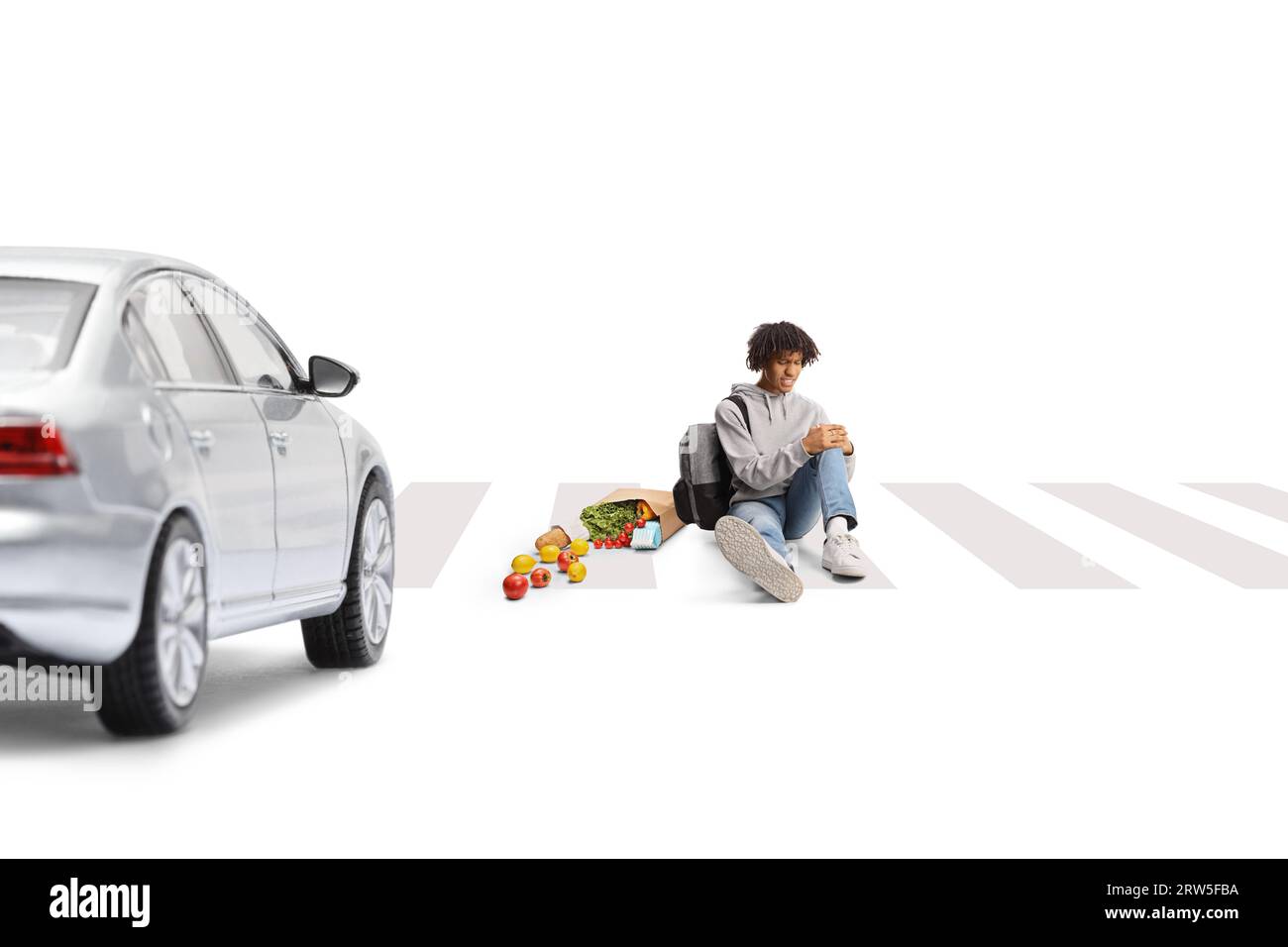 Verletzte afroamerikanerin mit einer Einkaufstasche, die auf einer Straße auf weißem Hintergrund sitzt Stockfoto