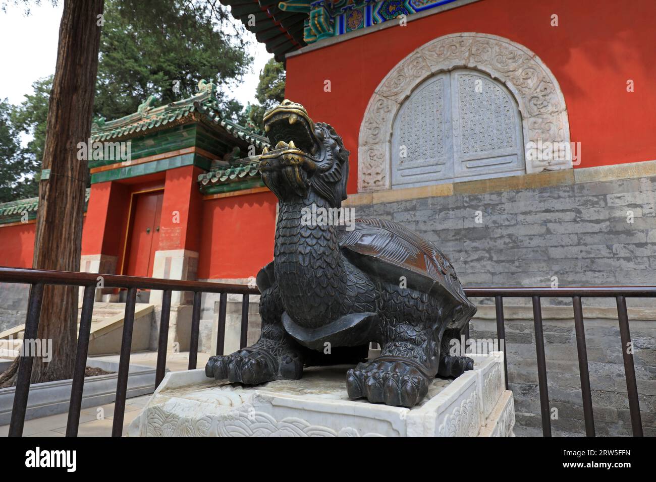 Die Skulptur der Bestie befindet sich außerhalb eines Tempels, Peking Stockfoto