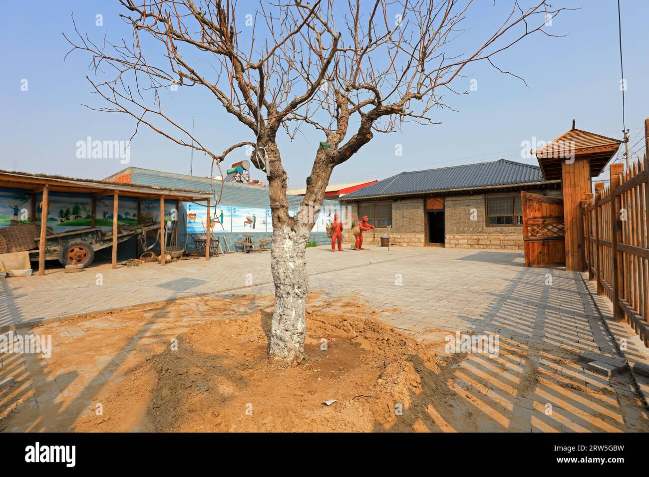 LUANNAN COUNTY, China - 15. April 2021: Die architektonische Landschaft des ländlichen Volksmuseums befindet sich in einem Dorf in China Stockfoto