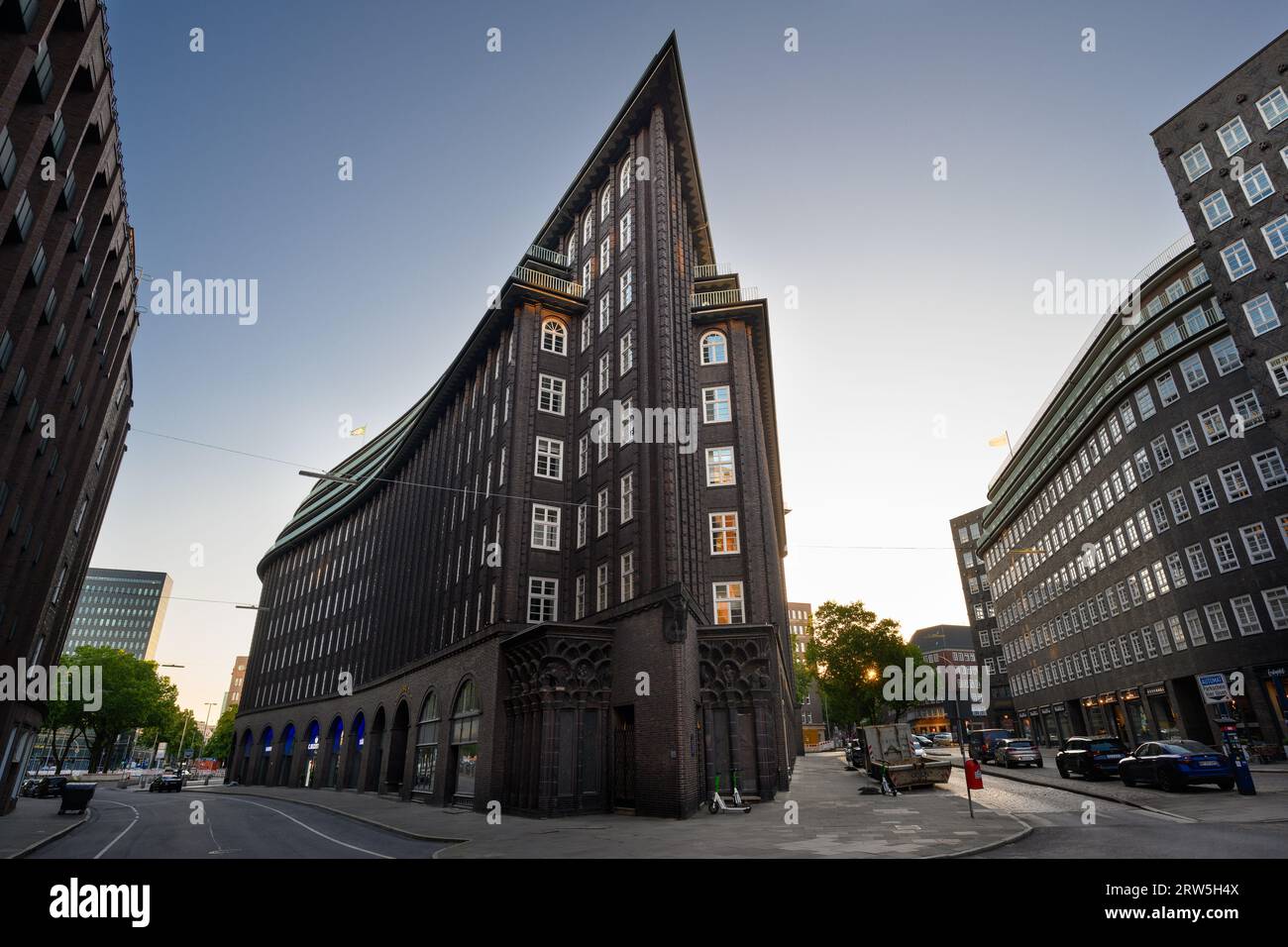 Hamburg, Deutschland - 13. Juni 2023: Chilehaus oder Außenfassade des Hauses Chile im Art déco-Stil der 1920er Jahre oder im Stil des Expressionismus. Stockfoto