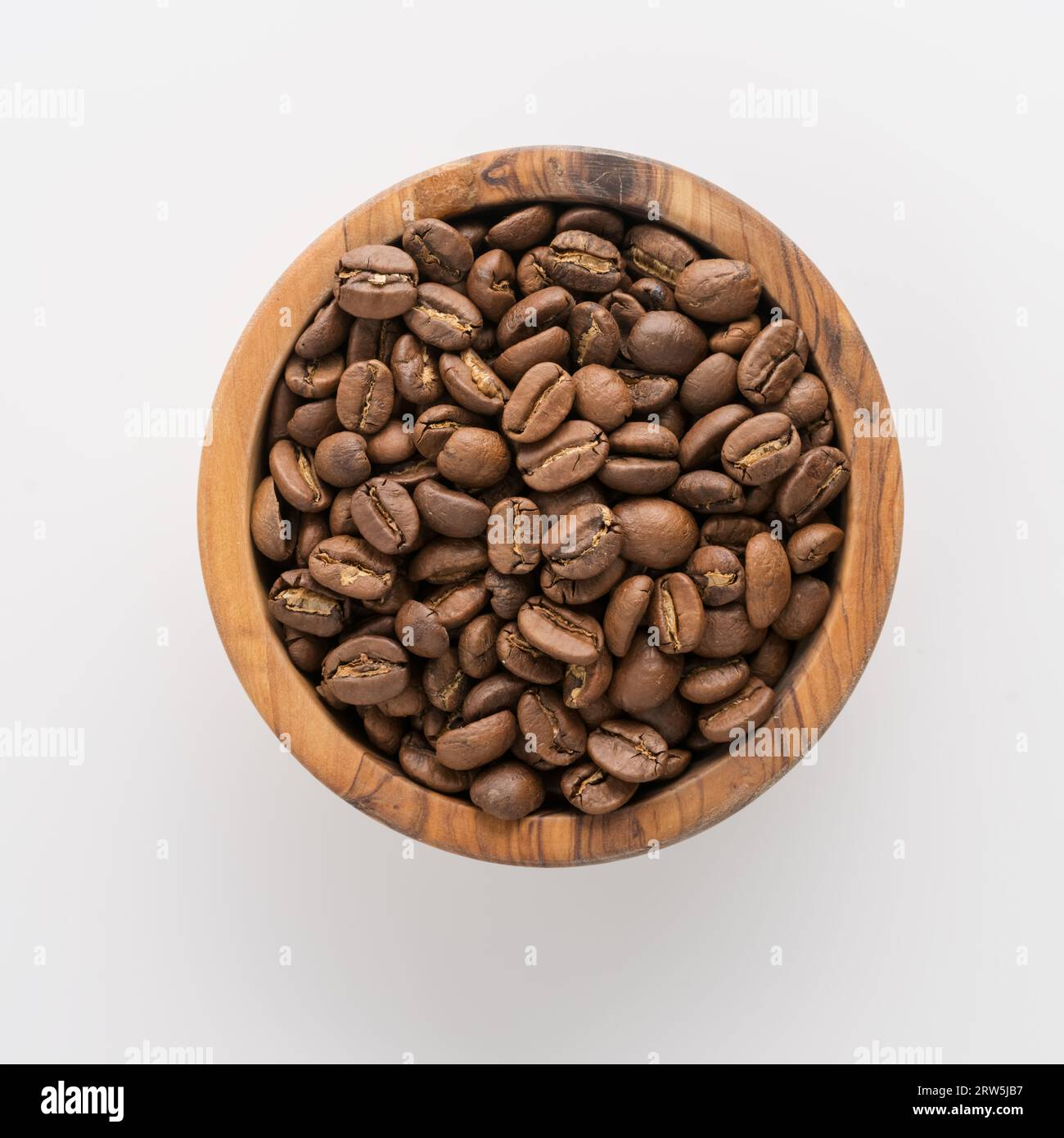 Geröstete Kaffeebohnen in einer Schüssel auf weißem Hintergrund Stockfoto