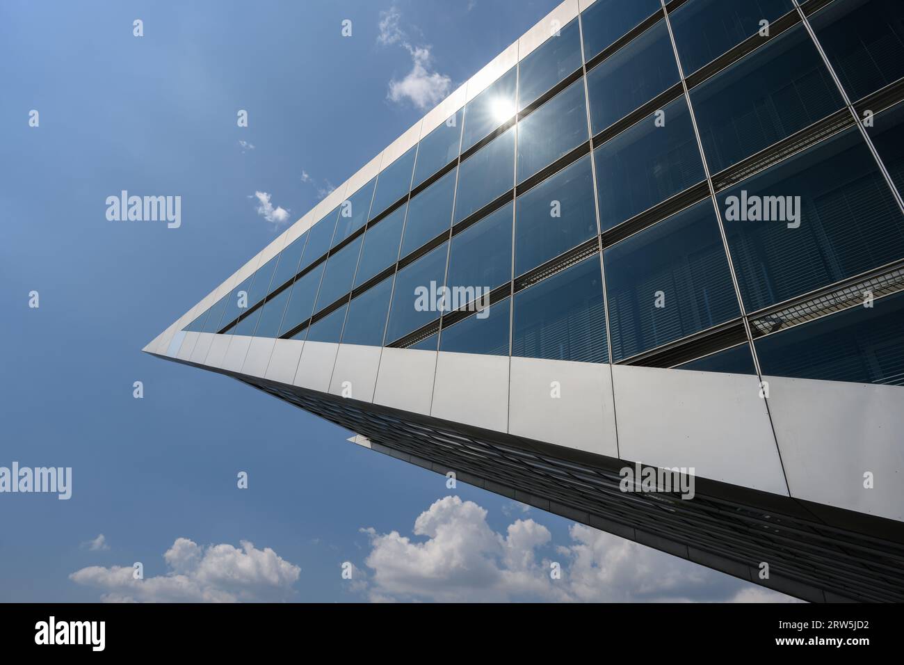 Hamburg, Deutschland - 17. Juni 2023: Außenansicht des Bürogebäudes Dockland mit Glasfassade und Reflexion. Stockfoto