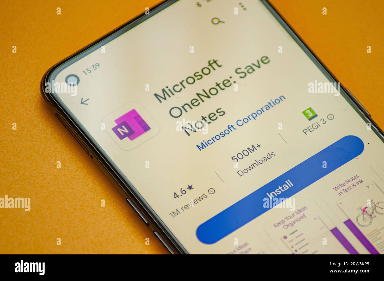 Madrid, Spanien 09 15 2023: Smartphone mit Microsoft OneNote App Installer auf dem Bildschirm Stockfoto
