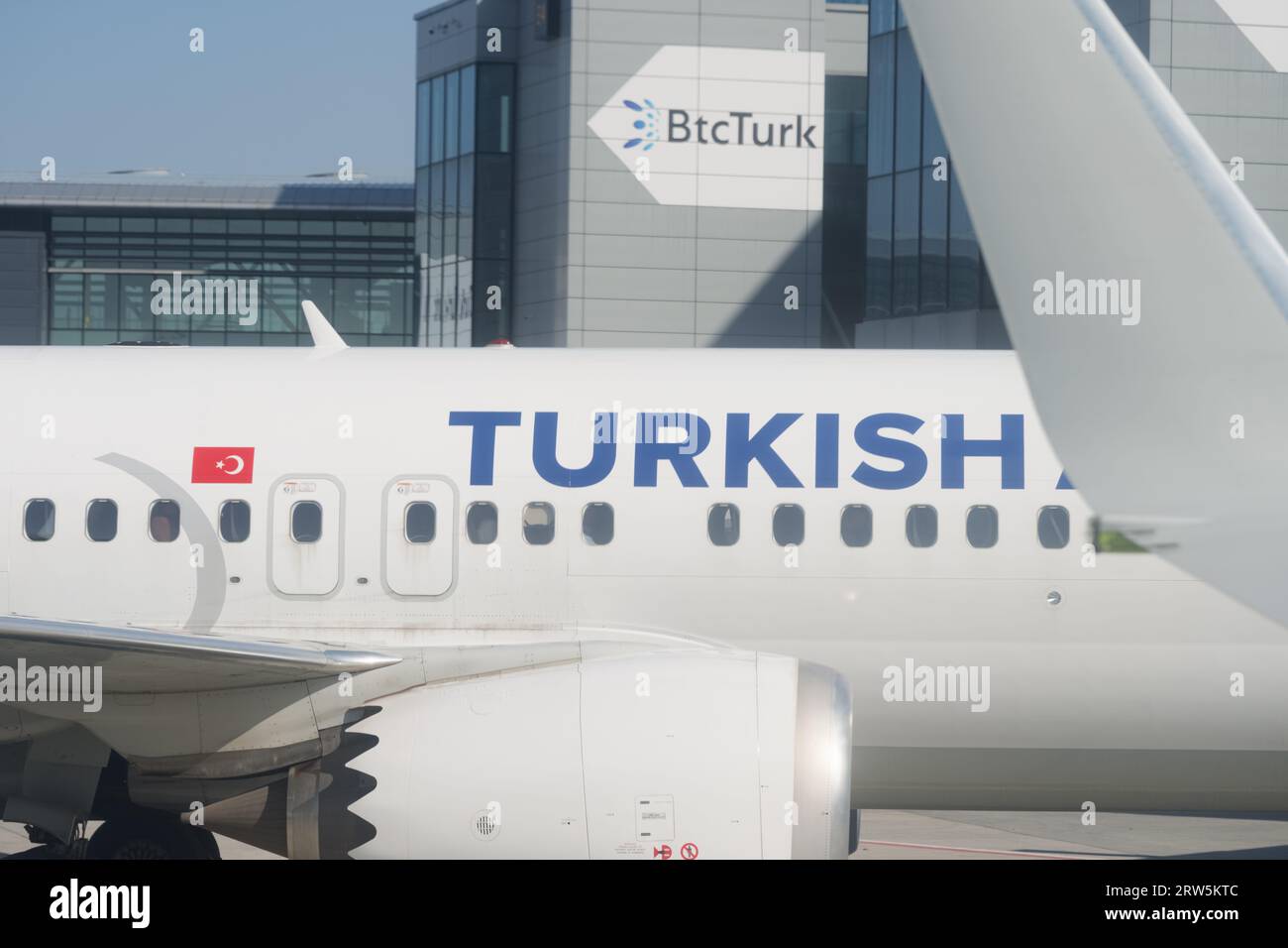 Istanbul, Türkei - 4. März 2023: Blick aus dem Fenster des türkischen Flugzeugs, Reiseredaktion Stockfoto
