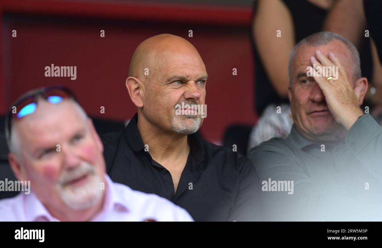 Der ehemalige Brighton-Fußballspieler und -Manager Dean Wilkins schaute sich das Spiel der Sky Bet EFL League Two zwischen Crawley Town und Tranmere Rovers im Broadfield Stadium Crawley, Großbritannien, am 16. September 2023 an Stockfoto