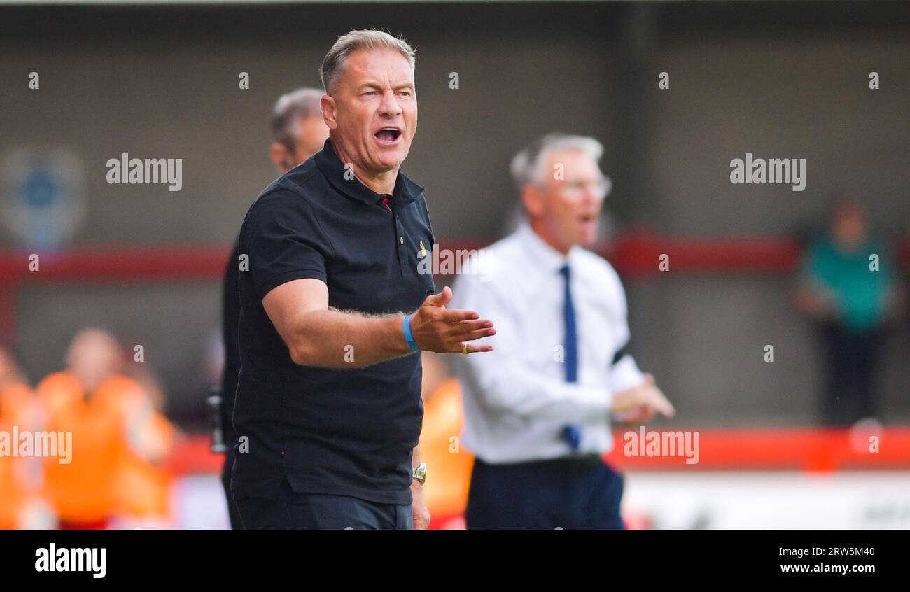 Crawley Manager Scott Lindsey während des Sky Bet EFL League Two Matches zwischen Crawley Town und Tranmere Rovers im Broadfield Stadium, Crawley, UK - 16. September 2023 Foto Simon Dack / Telephoto Images nur redaktionell verwendbar. Kein Merchandising. Für Football Images gelten die FA- und Premier League-Einschränkungen, einschließlich keine Nutzung des Internets/Mobilgeräts ohne FAPL-Lizenz. Für weitere Informationen wenden Sie sich bitte an Football Dataco Stockfoto