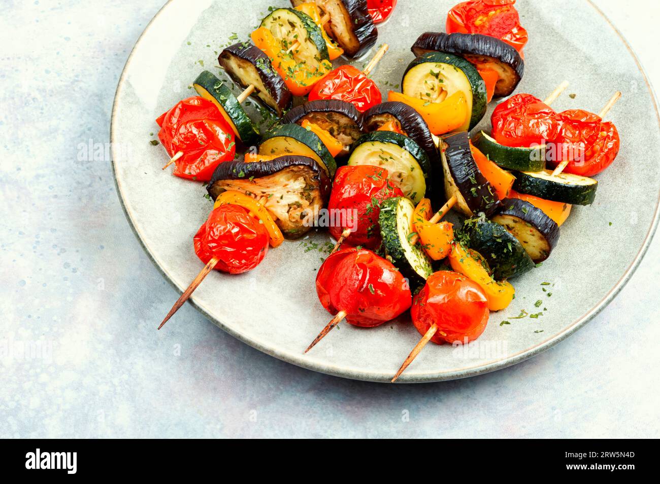 Gemüsespieße auf Holzspießen. Barbecue im Sommer. Stockfoto