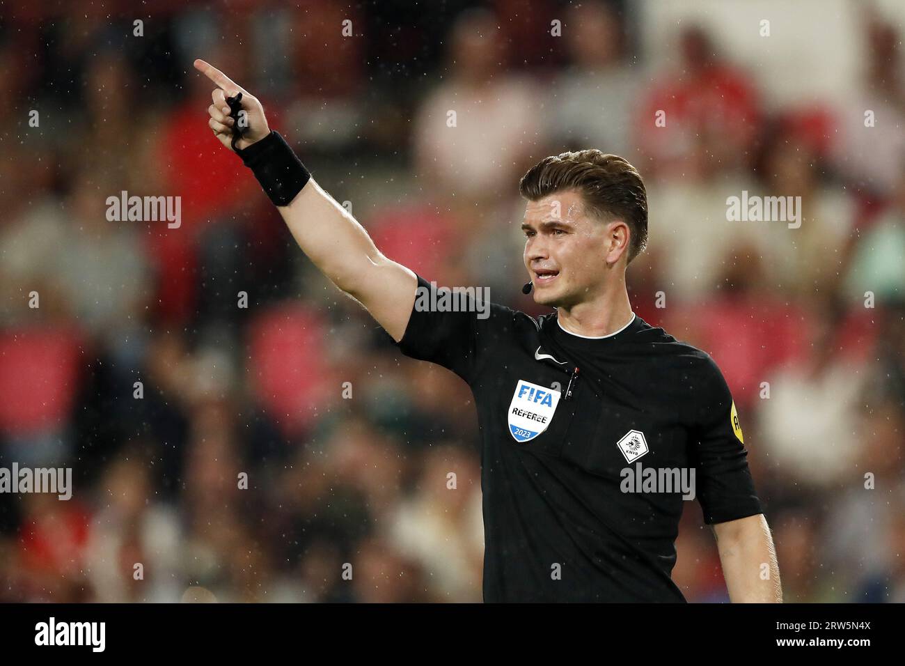 EINDHOVEN-Schiedsrichter Joey Kooij während des niederländischen Eredivisie-Spiels zwischen PSV Eindhoven und NEC Nijmegen im Phillips-Stadion am 16. September 2023 in Eindhoven, Niederlande. ANP BART STOUTJESDIJK Stockfoto