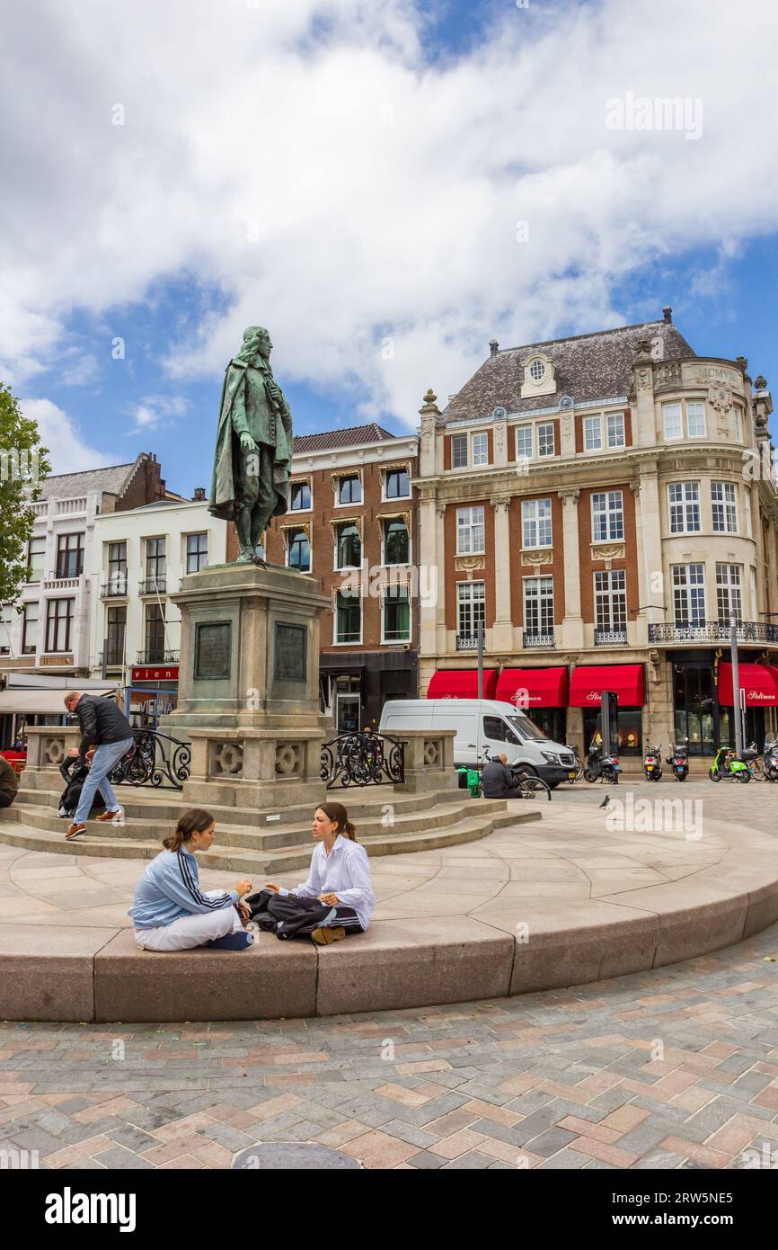 Menschen sitzen an der Johan de Witt Statue in den Haag, Niederlande Stockfoto