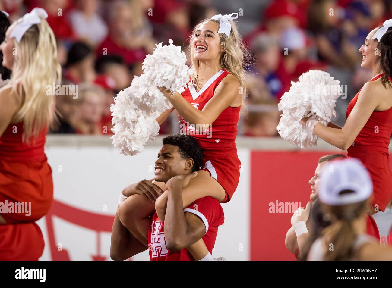 Houston, TX, USA. September 2023. Die Houston Cougars Cheerleader spielen während eines Spiels zwischen den TCU Horned Frogs und den Houston Cougars in Houston, TX. Trask Smith/CSM/Alamy Live News Stockfoto