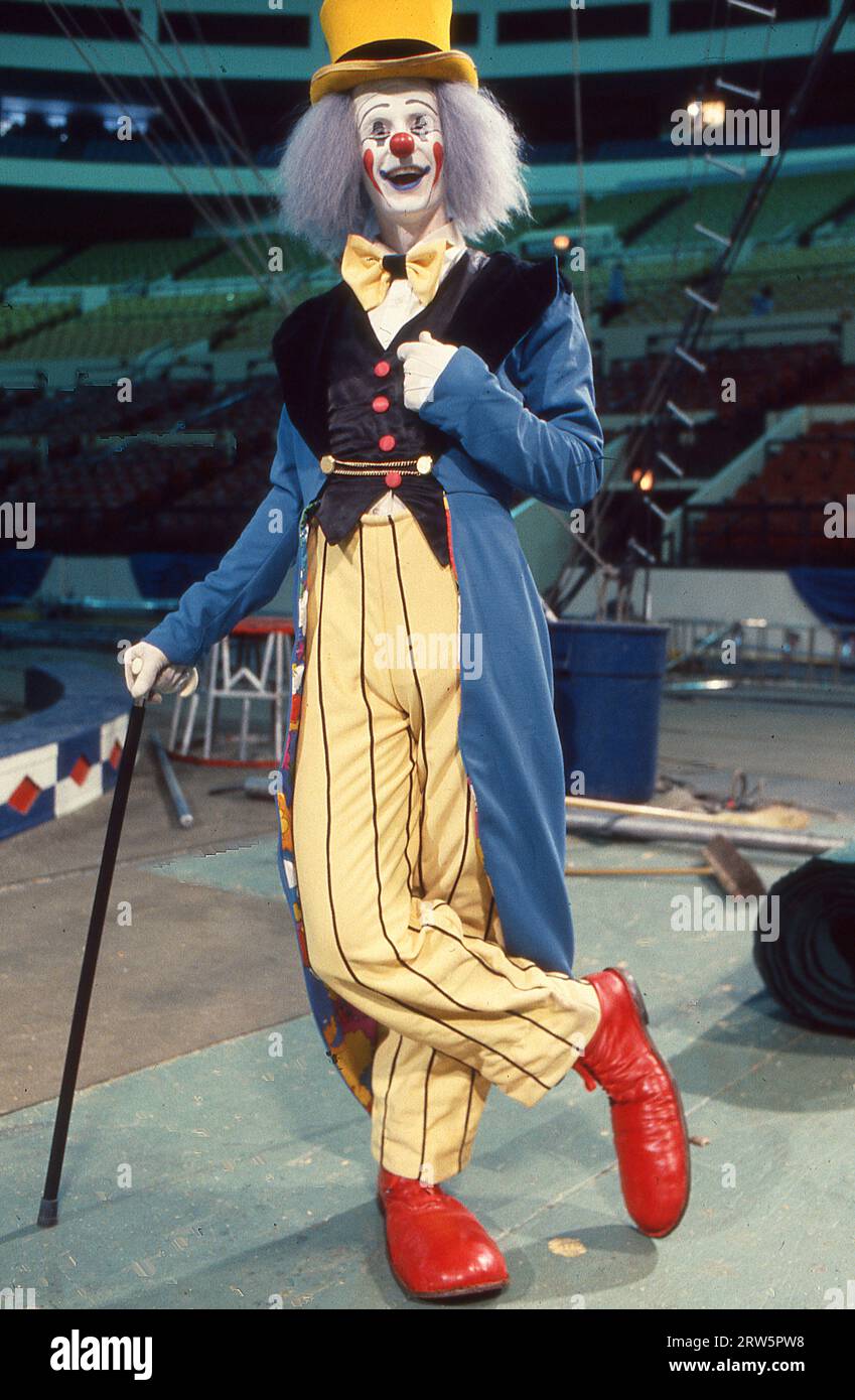 Ein großer schlanker männlicher Clown, der sich auf seinen Stock lehnt. Bei Vorsprechen für das Ringling Brothers Clown College am Nassau Coliseum in Uniondale, New York. Stockfoto