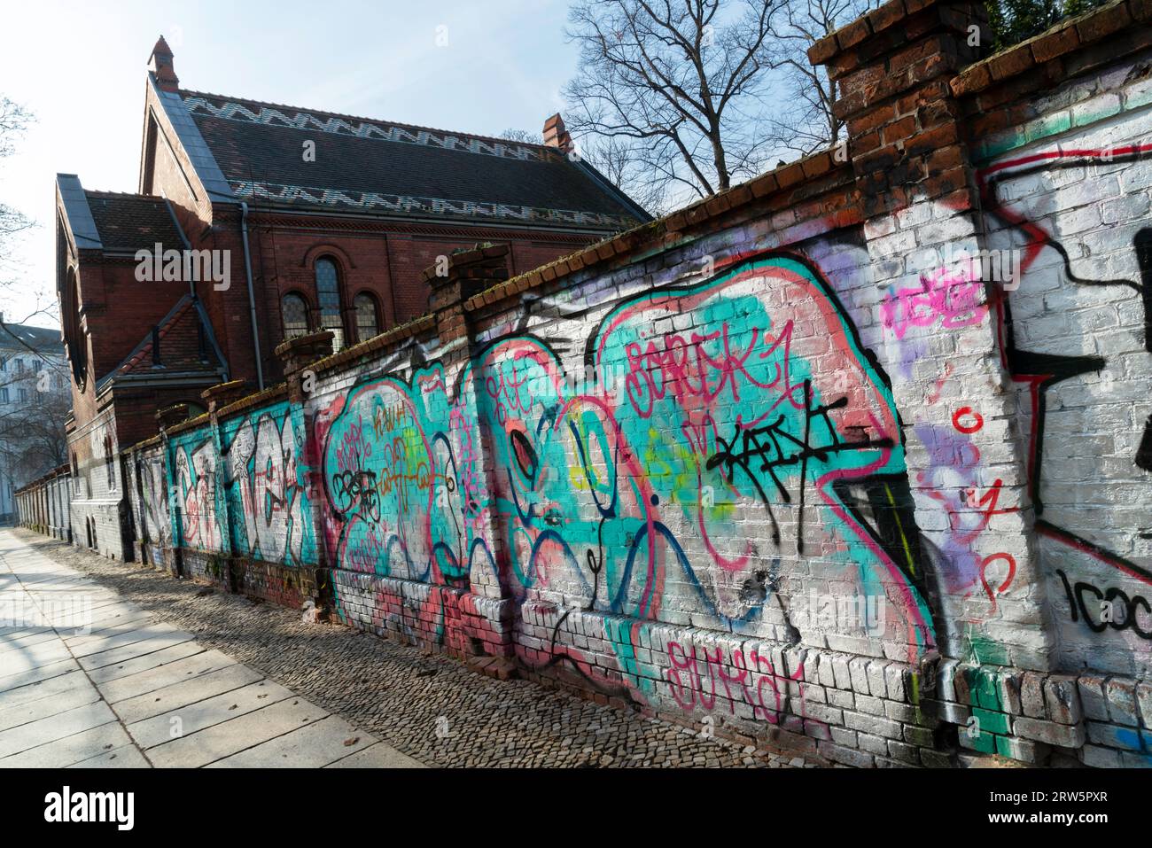 Ein Teil der historischen Berliner Mauer mit Graffiti in Berlin Stockfoto