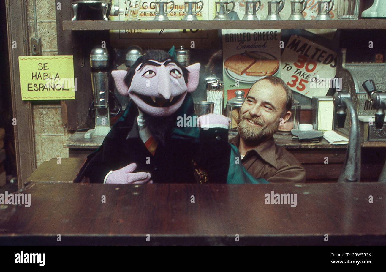 Ein 1978 erschienenes Foto des Puppenspielers Jerry Nelson und seines Alter Ego, dem Grafen. Er wurde in Mr. Hoopers Laden an der Sesame Street gebracht, die damals auf der Upper West Side von Manhattan aufgeklebt wurde. Stockfoto
