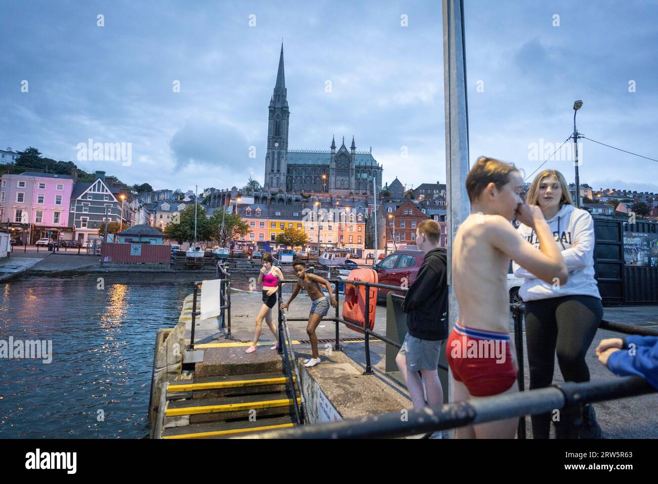 Kinder, die ins Meer springen, Cobh, Hafen von Cork, County Cork, Irland, Vereinigtes Königreich Stockfoto