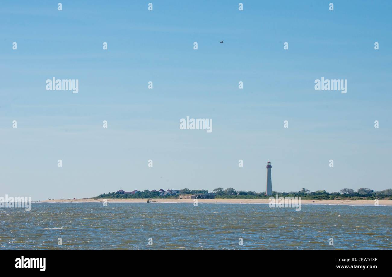 Cape May, Usa. September 2023. Surfer versuchen, einige Wellen zu reiten, die Überreste des Hurrikans Lee sind, während die Leute das warme Wetter am Samstag, den 16. September 2023 am Cove Beach in Cape May, New Jersey genossen. Die Temperaturen lagen am letzten Wochenende vor Herbst in den 80er Jahren. William Thomas Cain/Alamy Live News Stockfoto