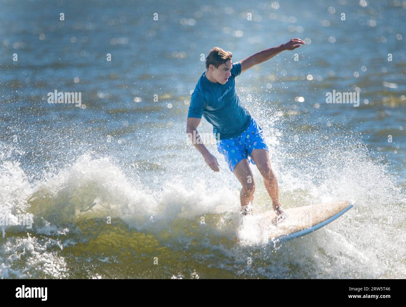 Cape May, Usa. September 2023. Surfer versuchen, einige Wellen zu reiten, die Überreste des Hurrikans Lee sind, während die Leute das warme Wetter am Samstag, den 16. September 2023 am Cove Beach in Cape May, New Jersey genossen. Die Temperaturen lagen am letzten Wochenende vor Herbst in den 80er Jahren. William Thomas Cain/Alamy Live News Stockfoto