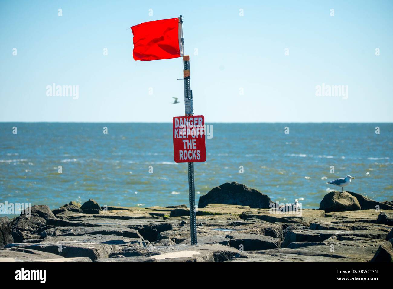 Cape May, Usa. September 2023. Ein Schild ohne Schwimmfunktion hält den Strand, nachdem die Überreste des Hurrikans Lee am Samstag, den 16. September 2023, am Cove Beach in Cape May, New Jersey, an der Küste vorbeigegangen sind. Die Temperaturen lagen am letzten Wochenende vor Herbst in den 80er Jahren. William Thomas Cain/Alamy Live News Stockfoto