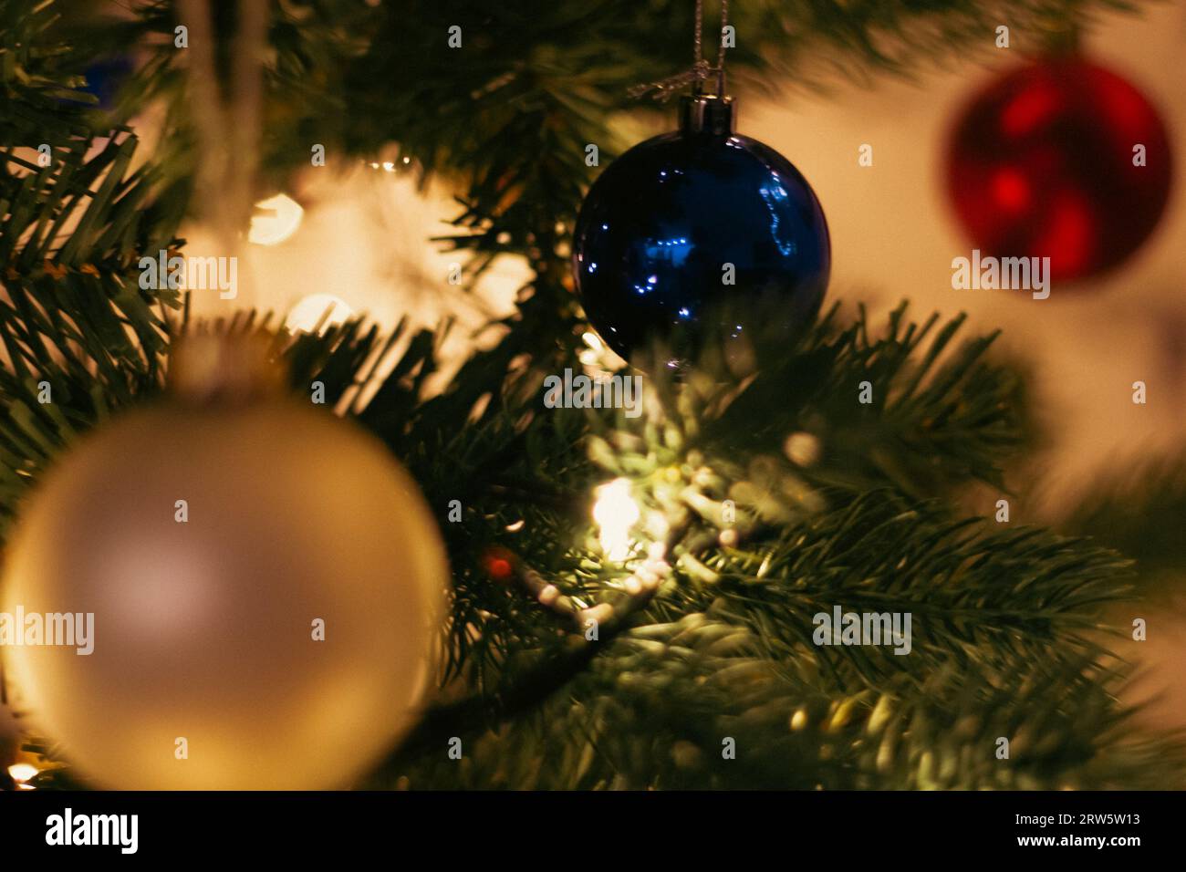 Weihnachtsbaumschmuck. Weihnachtsbaum mit bunten Kugeln und LED-Kranz. Hintergrund der Neujahrsfeier. Einrichtung für Winterferien. Frohe Grüße Stockfoto