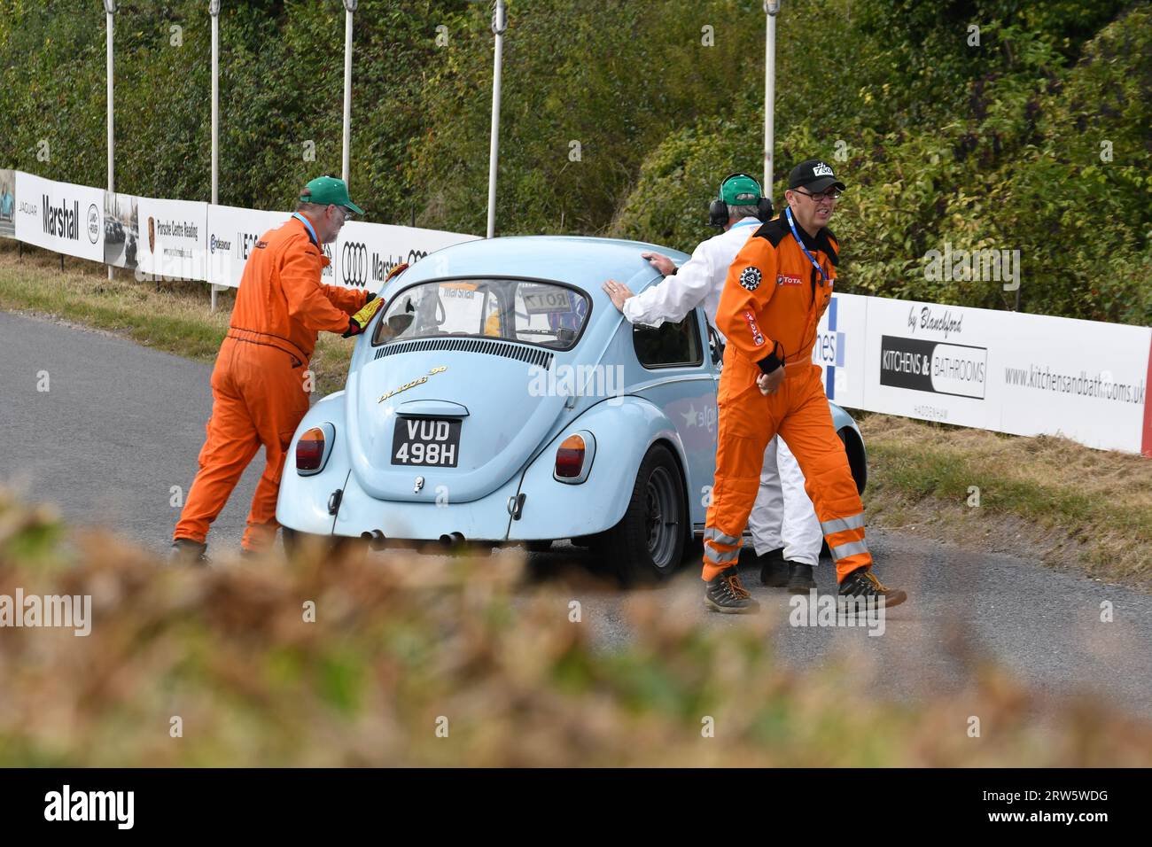 Pannenhilfe VW Beetle Car bei Kop Hill Climb 2023. Klassisches Motorsport-Event in Princes Risborough, Buckinghamshire. Kinder. UK Stockfoto