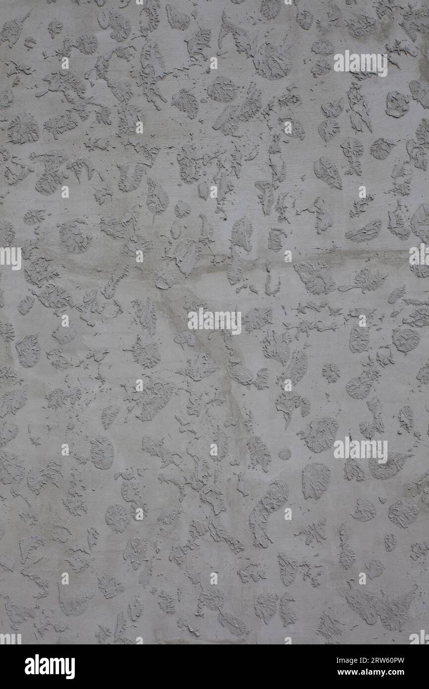 Graue Spachtelmasse an der Fassade des Hauses, die Textur wird an der Wand erzeugt Stockfoto