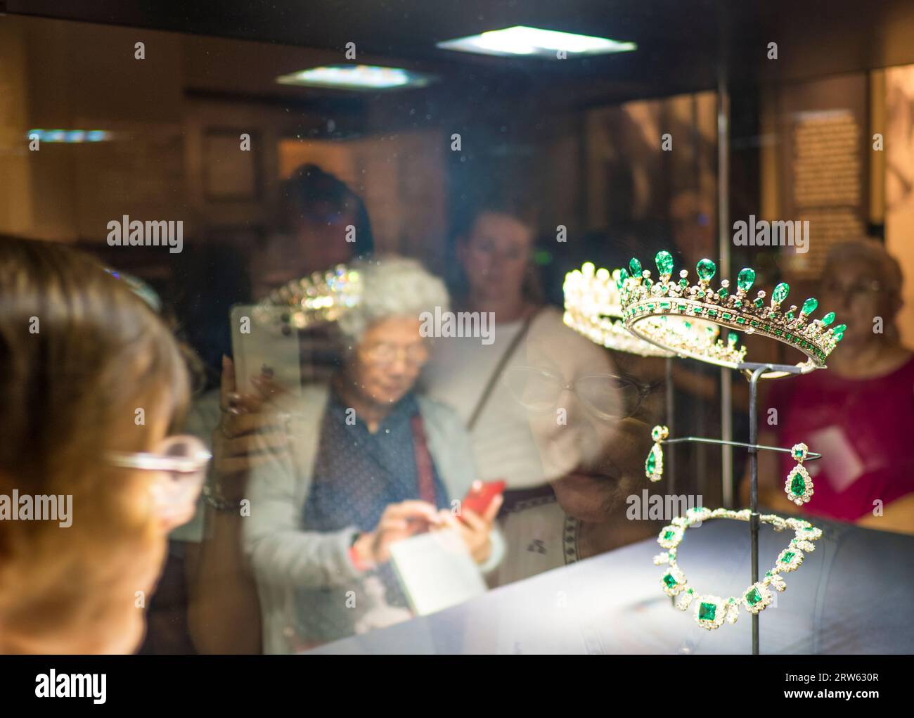 The Jewel Room, Emerald Tiara, Queen Victoria Jewlery, Kensington Place, Kensington, London, England, Großbritannien, GB. Stockfoto