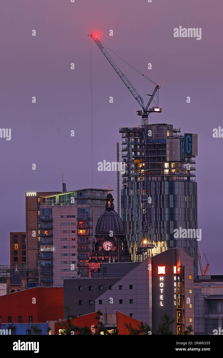 Blick auf das Rathaus und den Bau eines Wohnhauses an der 44 Merrion Street im Stadtzentrum von Leeds, West Yorkshire, Großbritannien Stockfoto