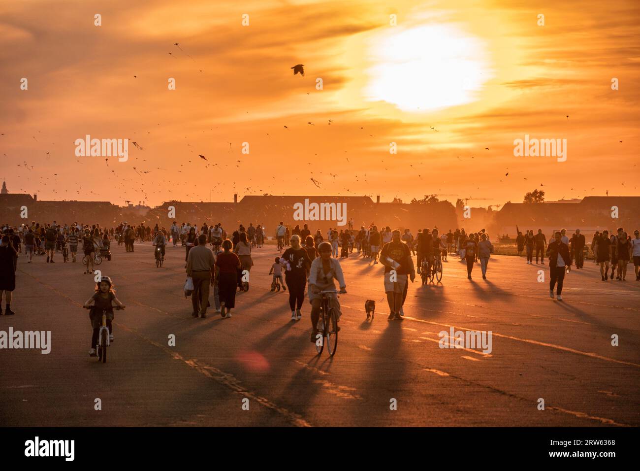 Tempelhofer Feld, Menschen bei Freizeitaktivitäten auf der Startbahn und Landebahn auf dem ehemaligen Flughafen Berlin-Tempelhof, Sonnenuntergang, BE Stockfoto