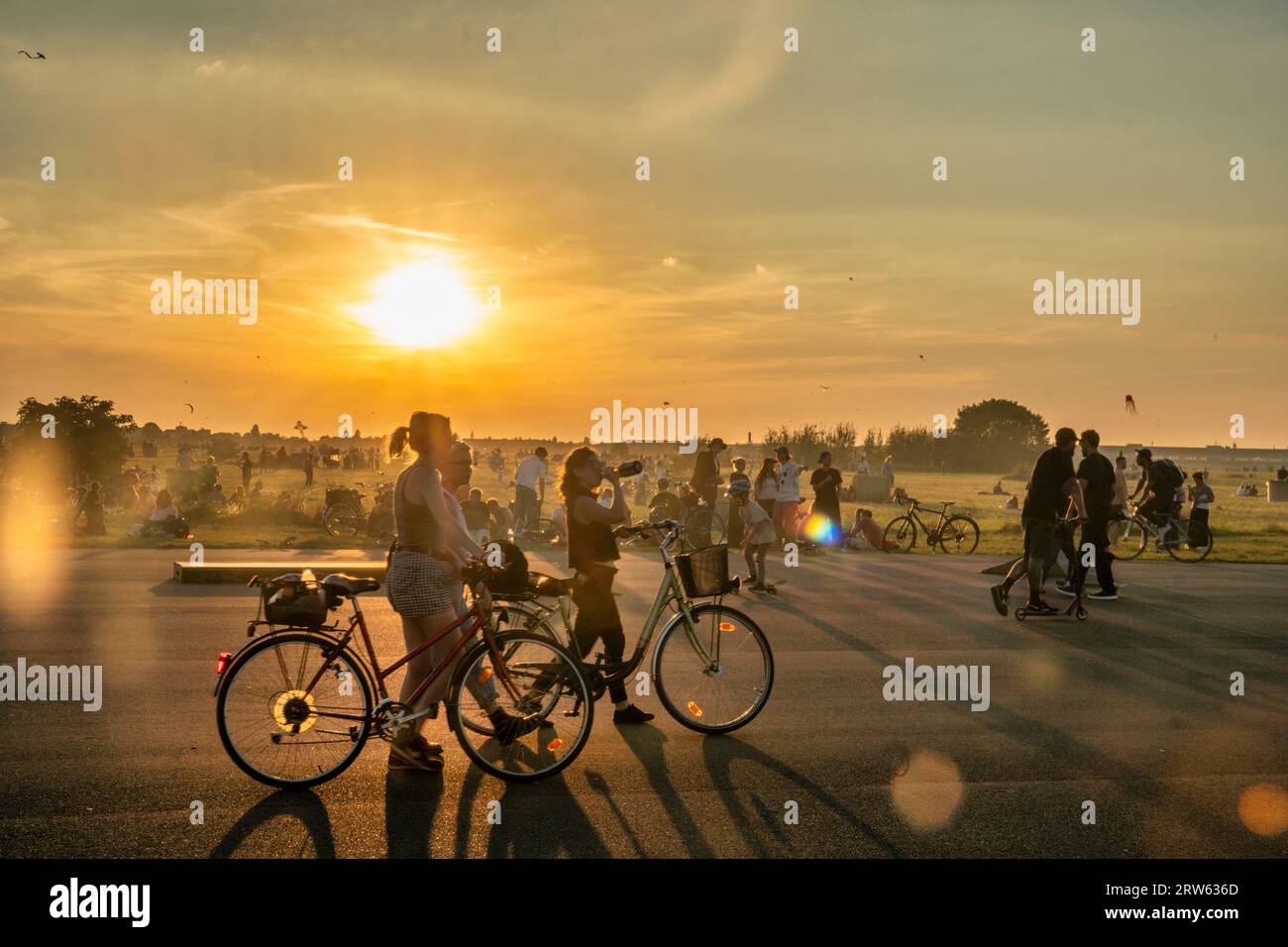 Tempelhofer Feld, Menschen bei Freizeitaktivitäten auf der Startbahn und Landebahn auf dem ehemaligen Flughafen Berlin-Tempelhof, Sonnenuntergang, BE Stockfoto