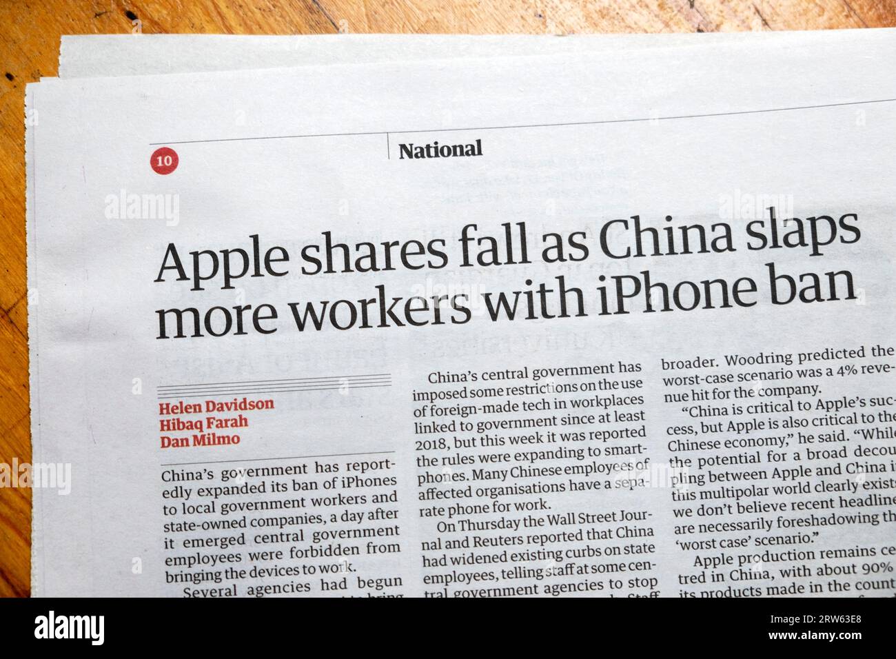 US-Unternehmen „Apple-Aktien fallen, da China mit iPhone-Verbot mehr Arbeiter klatscht“ Schlagzeile der Zeitung Guardian Aktienmarkt artikel 8 September 2023 London UK Stockfoto