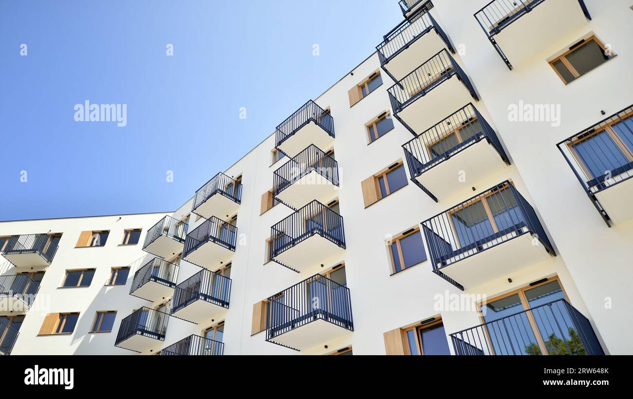 Modernes Apartmentgebäude in einem Wohngebiet der Stadt ​​a. Modernes Wohngebäude im Tageslicht. Stockfoto