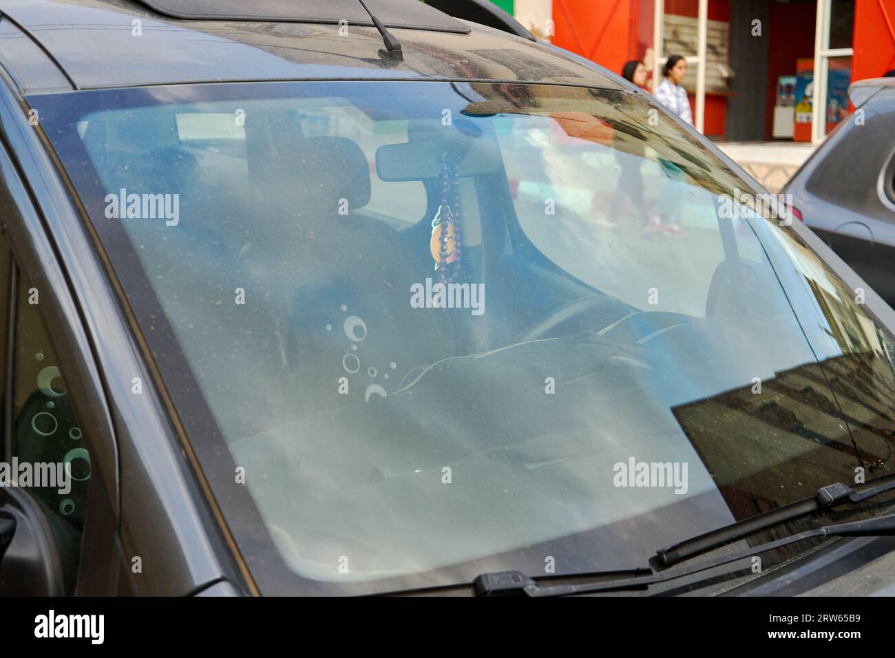 Ein Teil eines Autos auf der Straße Stockfoto
