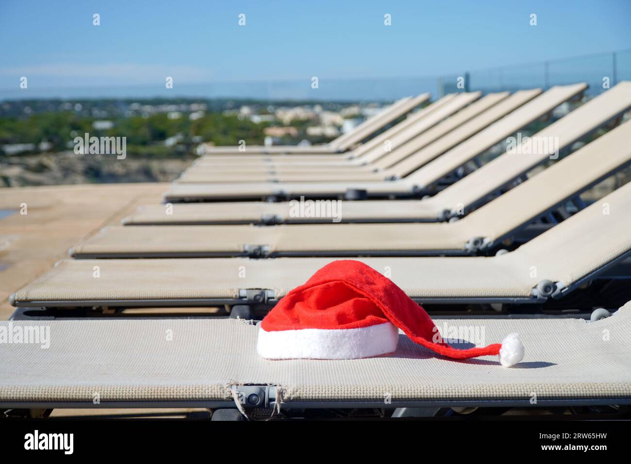 weihnachtsmann Hut in einem Resort auf Sommerurlaub zu weihnachten. Weihnachten in einem Hotel im dezember feiern Stockfoto