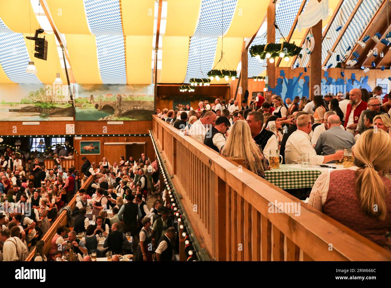 München, Deutschland. September 2023. Die Leute genießen Bier auf dem Oktoberfest in München, 16. September 2023. Das 188. Oktoberfest, eines der größten Volksfeste Deutschlands, wurde hier am Samstag offiziell eröffnet. Es wird voraussichtlich am 3. Oktober abgeschlossen sein. Quelle: Zhang Fan/Xinhua/Alamy Live News Stockfoto